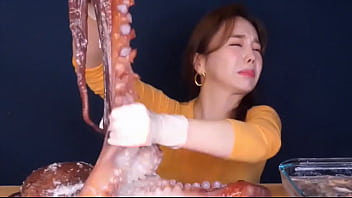 Increible milf asiatica masajea pulpo para hacer comida rica