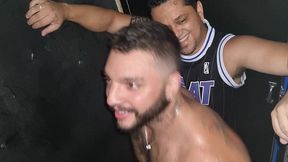 lutador de box malhado fazendo sexo com dois homens no cinema porno