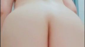 joven milf mexicana culo gordo big butt big ass quitandose toda su ropa en el bano de su oficina ensena todos su culo gordo y tanga se quita su ropa