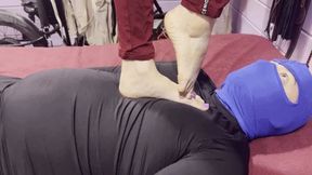 Barefoot fullweight trampling and jumping (720p)