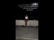 Pornsonick Eshibicionist Pasea desnuda por la noche en el parking enseñando tetitas, culito y coñito