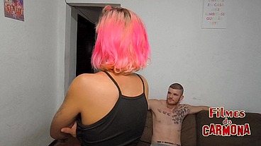 namorado deu de presente pra sua mina mais 2 picas, rolou ate tripla penetração tudo sem camisinha