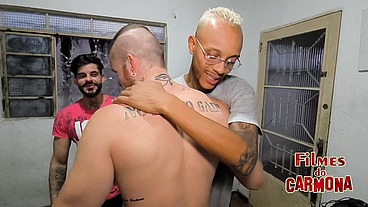 namorado deu de presente pra sua mina mais 2 picas, rolou ate tripla penetração tudo sem camisinha