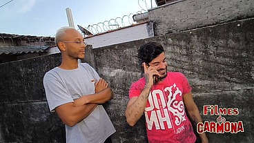 namorado deu de presente pra sua mina mais 2 picas, rolou ate tripla penetração tudo sem camisinha