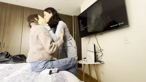 Sexo Lesbico Mientras Mi Mejor Amiga Juega Videojuegos
