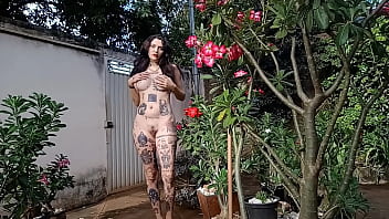 Mulher tatuada totalmente nua se exibindo