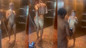 viens t’amuser avec moi sous la douche