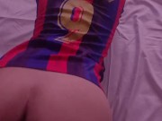 PAGANDO APUESTA - mi mejor amiga BARCELONISTA paga apuesta al perder EL CLASICO