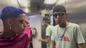 era aniversario dela e de presente ganhou dois piru grandao