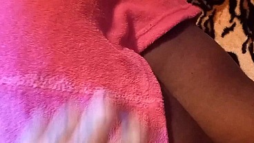 DR PUSSY2 - Ele come a meia irmã ebony gostosa depois do banho e mete o pau enorme todo na sua buceta quente e húmida enquanto ela fala com o namorado por mensagens no Facebook