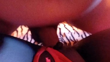 DR PUSSY2 - Ele come a meia irmã ebony gostosa depois do banho e mete o pau enorme todo na sua buceta quente e húmida enquanto ela fala com o namorado por mensagens no Facebook
