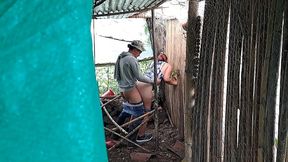 grabo a la puta de mi vecina cuando se la follan en el corral. Parte 2.