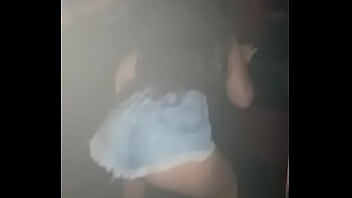 Minha amiga safada rebolando a bunda no baile. Novinha safada #1