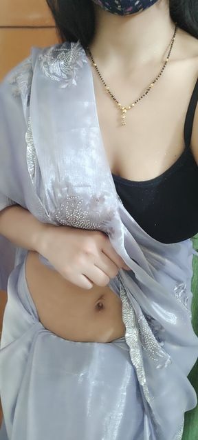 Bhabhi looking hot in saree