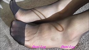 dani_leg and a fountain cum on black pantyhose and boots