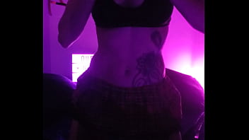 Voil&agrave_ ma&icirc_tre un strip en petite &eacute_coli&egrave_re tr&egrave_s sexy