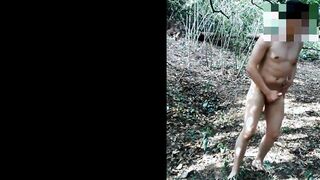 Tarde calurosa termino masturbandome en el bosque