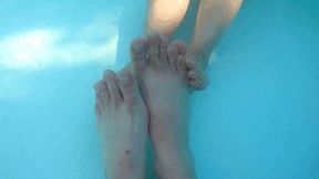 Underwater foot fetish with a girl U