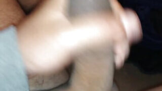 Gays amadores maduros se masturbam com seus enormes pênis e depois fodem bundas apertadas.