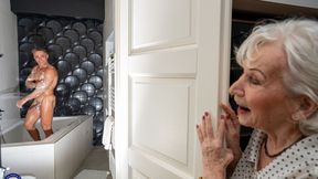 ”70yo grandma joined to bath with her muscled toyboy”