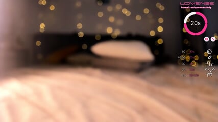 De Sensuele Natuurlijke Camgirl Speelt Met Haar Clitoris Terwijl Aandachtige Online Gasten Haar Bewegingen Volgen Binnen Een Nachtelijke Fantasie