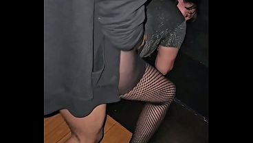 Casada solta na casa de swing fode com todos que encontra pela frente. - A married woman, free to roam at the swingers'_ club, fucks everyone she comes across.