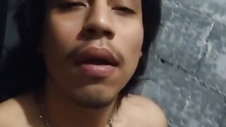 สำเร็จความใคร่ด้วยตนเอง, อวัยวะเพศชาย, มีขน – ภาพยนตร์เดี่ยวของหญิงสาวสมัครเล่นวัยรุ่นชายขายบริการทางเพศ ถูกกระทำชำเราทางทวารหนักด้วยอวัยวะเพศชายขนาดใหญ่