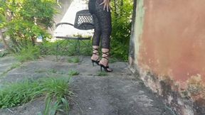 Walking in her high heels, several gums stick to the soles of her feet (2)