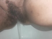 Sarettahot pissing nel bidet
