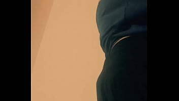 Morra bailando rico en mini falda