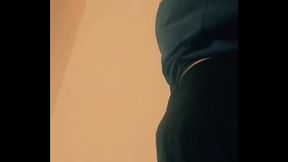 Morra bailando rico en mini falda