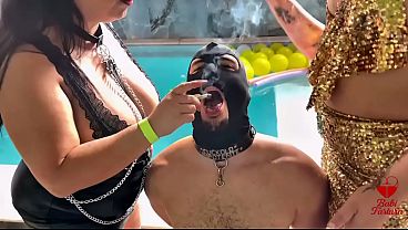 Smoking, fumando com minha amiga peituda e jogando fuma&ccedil_a na cara do corno brocha ot&aacute_rio...