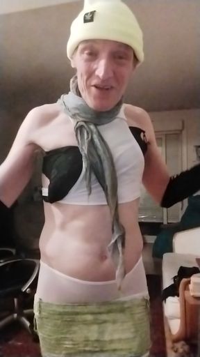 See this naughty girl doing her crazy: the little slut in demand...!! ... (Part 1).