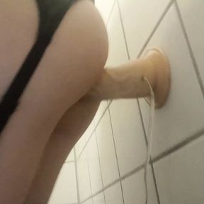 Crossdresser toying her ass using a dildo