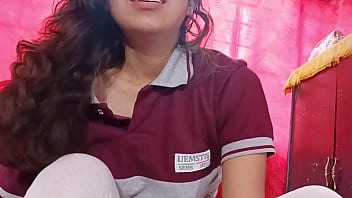 Le Habla Su Madre Mientras Me la Chupa Muy Rico! Chamaca Mexicana Cogiendo Despu&eacute_s de la Escuela con su Uniforme Escolar. Sexo Casero