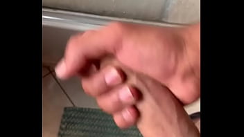 Novinho de pau grande batendo uma punheta