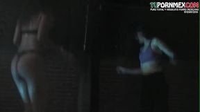 viendo a unas amigas