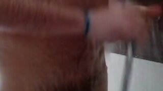 Mon mec se branle sous la douche