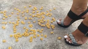 How delicious how the beautiful Roxan crushes and tramples (3)