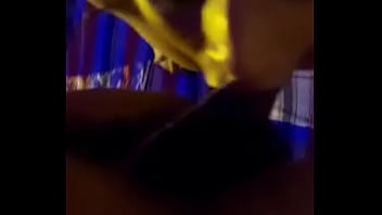 Chupando o motoboy que veio entregar pika aqui em casa