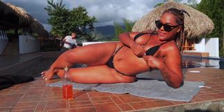 Curvy latina lady grants pool guy unforgettable outdoor sensations