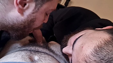 Dos ositos peludos me comen la polla