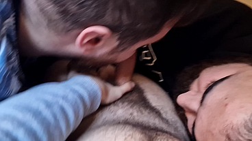 Dos ositos peludos me comen la polla