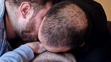 Dos ositos peludos me comen la polla