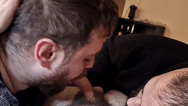 Dos ositos peludos me comen la polla
