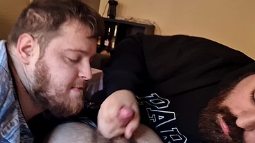 Dos ositos peludos me comen la polla