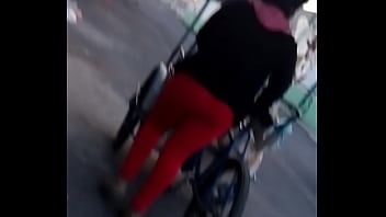 culito rojo en la calle