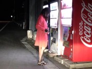 赤いコートで自販機前露出。