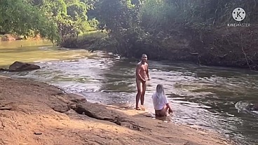 MACHO CASADO FUDEU O CUZINHO DA AMANTE NO MEIO DO MATO