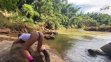 MACHO CASADO FUDEU O CUZINHO DA AMANTE NO MEIO DO MATO